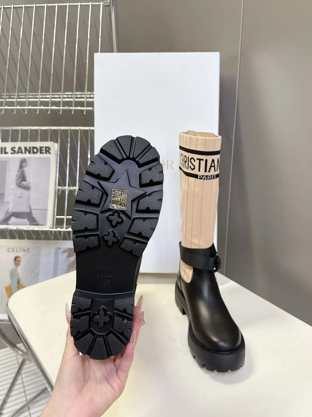 👟👟Ex-factory price 560👟👟Dior color matching new boots for autumn and winter, the latest flying woven letter logo for autumn and winter, round-toe high-top knight boots for women, the same style for celebrity Narna Qian and the same style for Yi Mengling. Material: First-layer cowhide spliced ​​with fly-knit fabric, sheepskin lining for feet, original molded TPU outsole Size: 35-40 yards